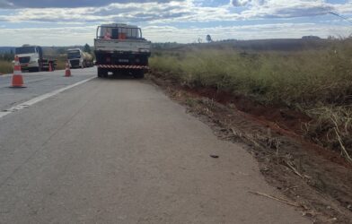 Trabalhador morre atropelado por caminhão da própria empresa na BR-262, em Córrego Danta