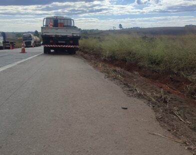 Trabalhador morre atropelado por caminhão da própria empresa na BR-262, em Córrego Danta