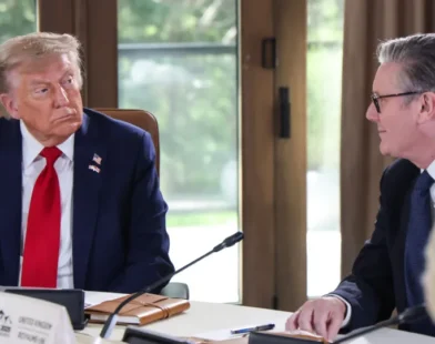 Trump e Starmer assinam acordo comercial entre EUA e Reino Unido