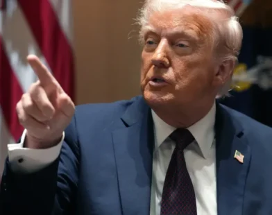 Trump volta a atacar Powell e cobra corte de 1 ponto porcentual nos juros nos EUA pelo Fed