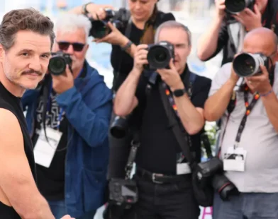 Um verdadeiro galã! Pedro Pascal rouba a cena em Cannes