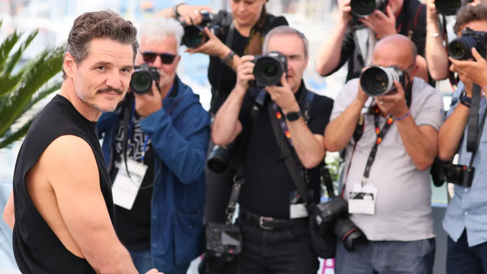 Um verdadeiro galã! Pedro Pascal rouba a cena em Cannes