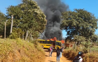 VÍDEO: Ônibus escolar pega fogo na zona rural de Onça de Pitangui; ninguém se feriu | Centro-Oeste