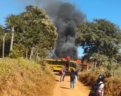 VÍDEO: Ônibus escolar pega fogo na zona rural de Onça de Pitangui; ninguém se feriu | Centro-Oeste