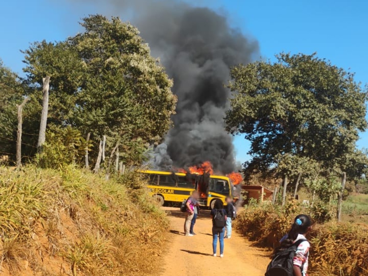 VÍDEO: Ônibus escolar pega fogo na zona rural de Onça de Pitangui; ninguém se feriu | Centro-Oeste