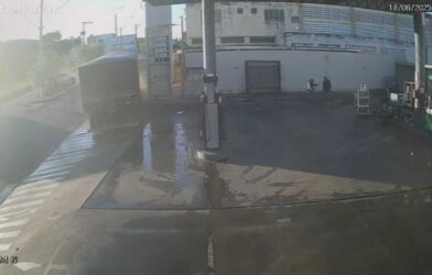 VÍDEO: Semirreboque desce avenida sem controle e atinge carro e muro de posto de combustíveis em MG