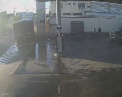 VÍDEO: Semirreboque desce avenida sem controle e atinge carro e muro de posto de combustíveis em MG