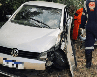 Veículo sai da pista após colisão lateral com caminhão na BR-135 e deixa quatro pessoas feridas
