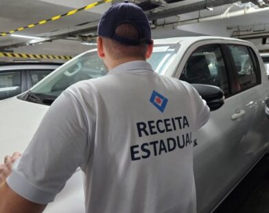 Veículos novos no valor de R$ 10 milhões são apreendidos por irregularidades em estacionamento de supermercado em Linhares