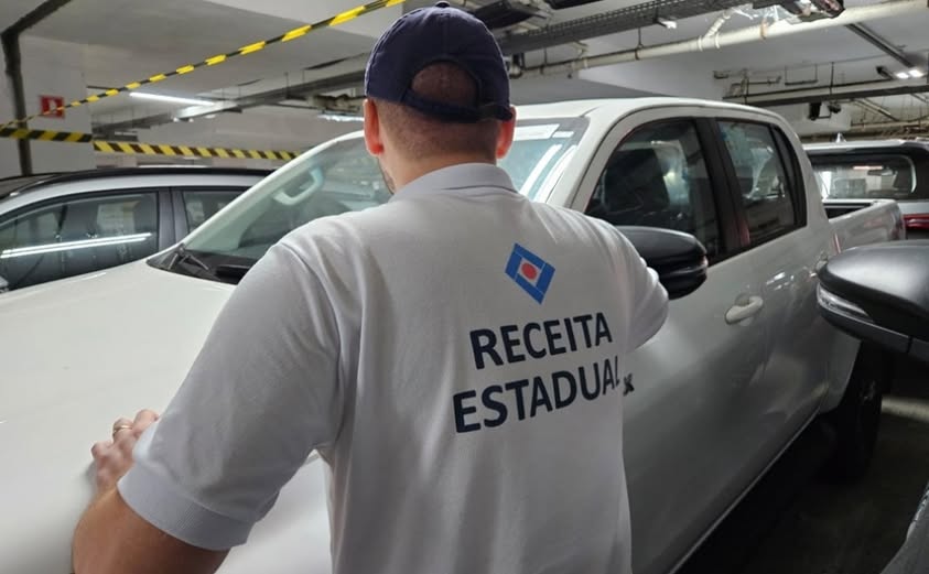 Veículos novos no valor de R$ 10 milhões são apreendidos por irregularidades em estacionamento de supermercado em Linhares