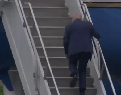 Vídeo viral: Donald Trump cai em escadas de avião e internet não perdoa