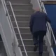 Vídeo viral: Donald Trump cai em escadas de avião e internet não perdoa