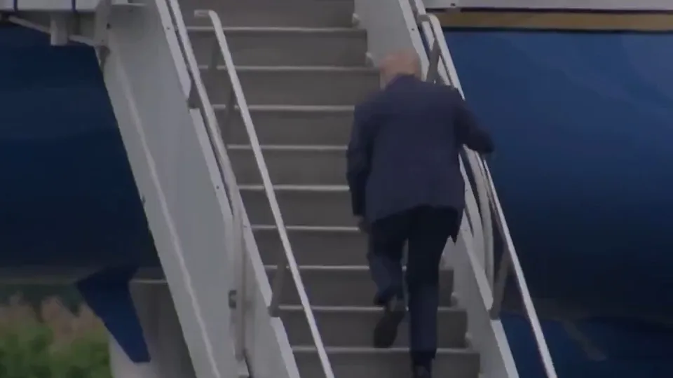 Vídeo viral: Donald Trump cai em escadas de avião e internet não perdoa