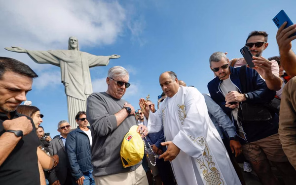 Você sabia? Ancelotti vendia queijo, pesca salmão e atuou em Star Trek