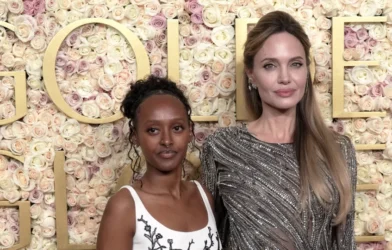 Zahara Jolie-Pitt e namorado Elijah Cooper de mãos dadas na Disney