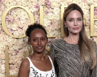 Zahara Jolie-Pitt e namorado Elijah Cooper de mãos dadas na Disney