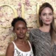 Zahara Jolie Pitt e namorado Elijah Cooper de maos dadas na.webp 80x80
